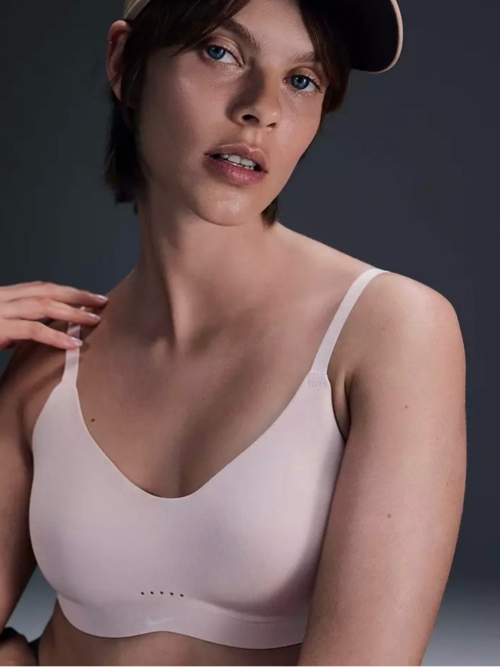 Nike Women's Alate Minimalist Light-Support Padded Convertible Sports Bra